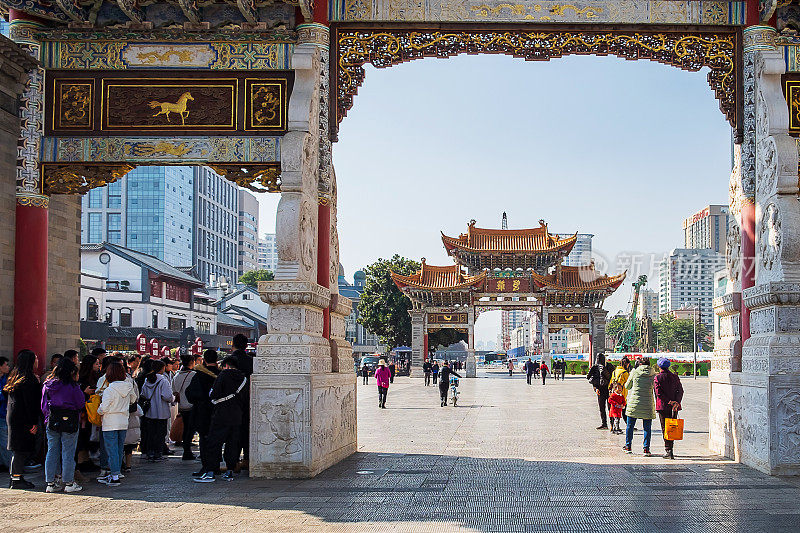 金碧广场、金马牌坊、玉鸡牌坊。是昆明著名的旅游景点。2019年12月10日，中国云南昆明