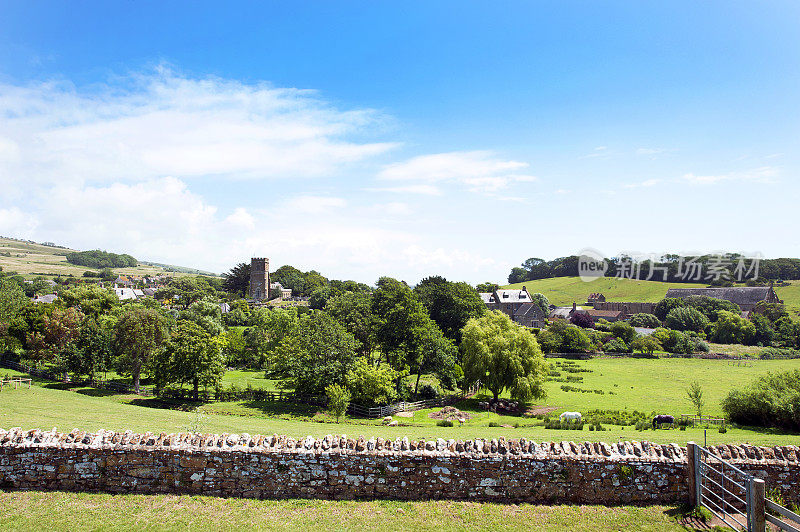 Drystone墙和英国村庄，多塞特Ridgeway，侏罗纪海岸，多塞特，英国