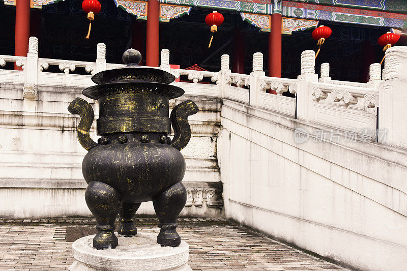 中国浙江省横店影视城明代青铜神龛和香炉的复制品。