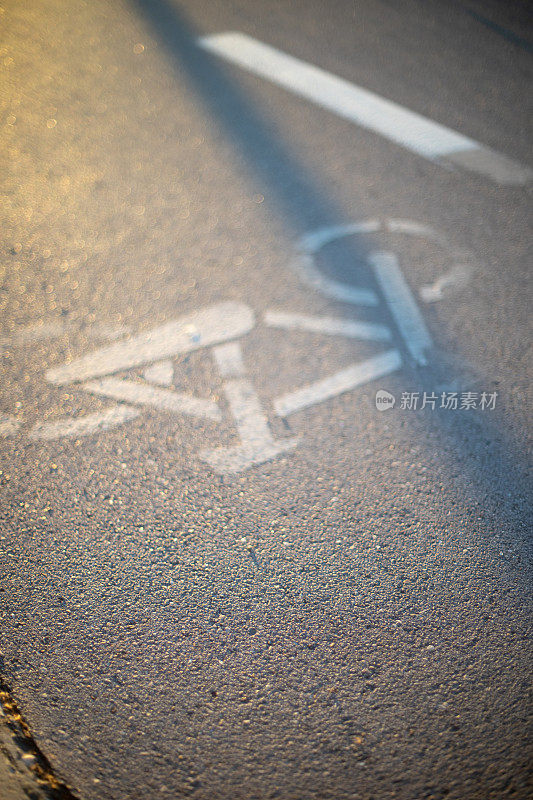 画在柏油路上的自行车道符号
