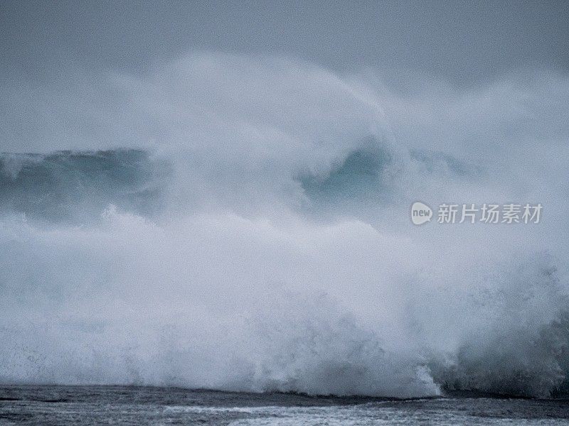 新南威尔士州南海岸附近的大浪