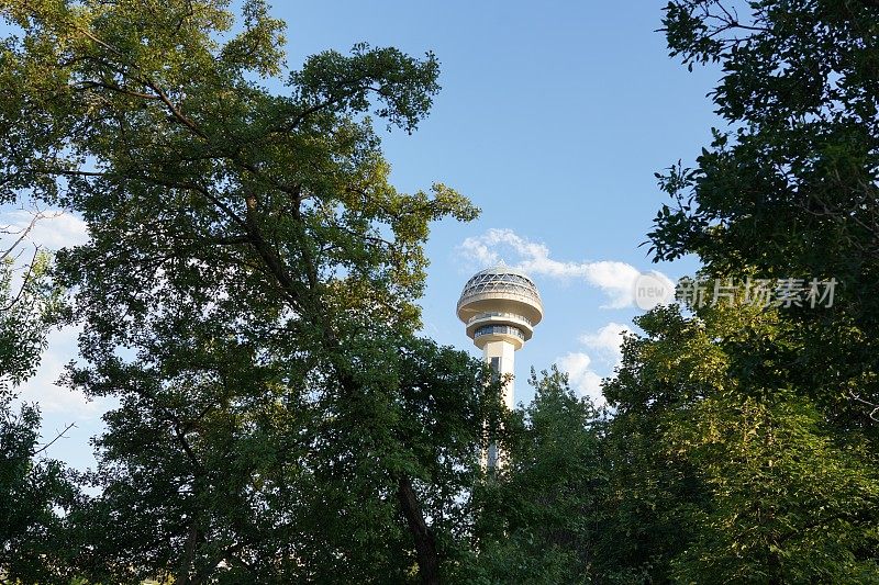 植物园和阿塔库勒的背景在春天，安卡拉，土耳其