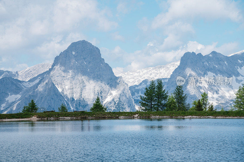 人工湖Schiederweiher在阿尔卑斯山脉旁边的Hinterstoder滑雪和徒步旅行胜地