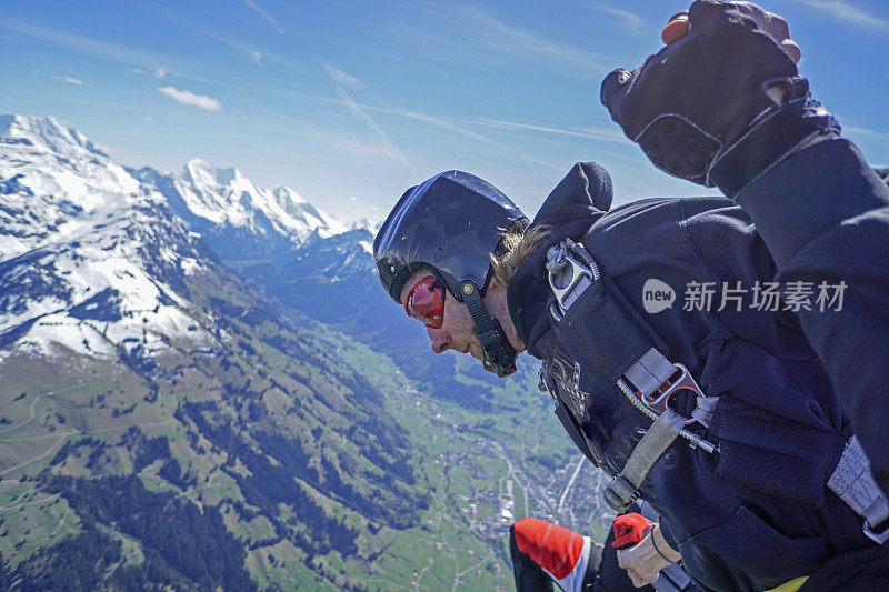 自由落体飞行者通过高山景观之上的崇高天空下降