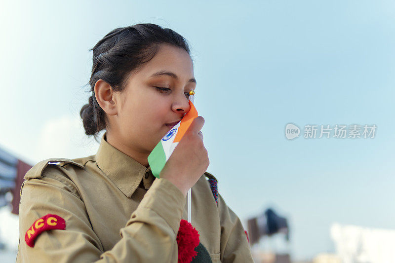 独立日快乐——身着NCC制服、举着印度国旗的女孩