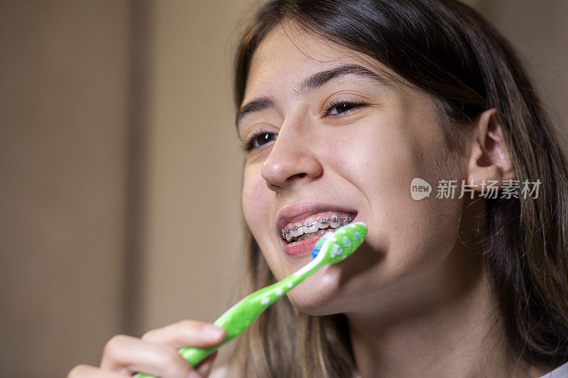 开朗的少女在浴室里刷牙