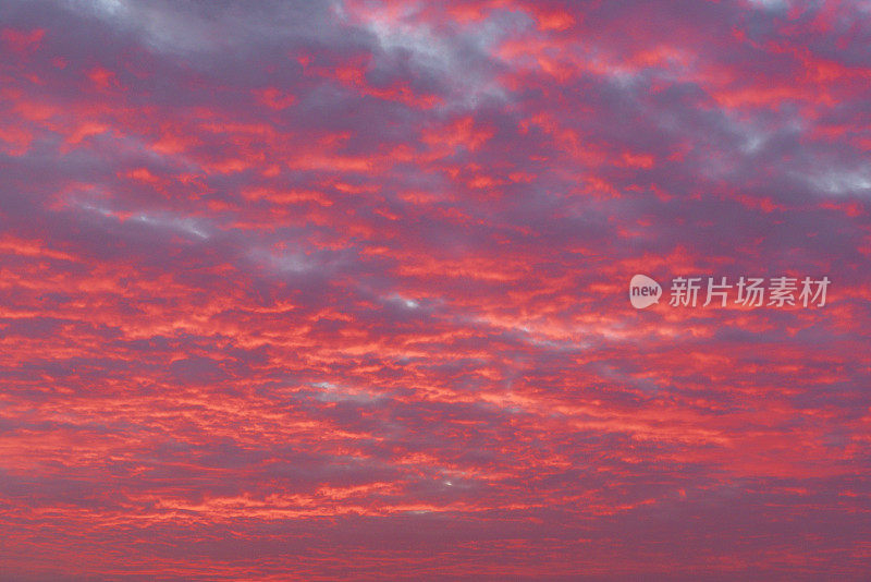 在美丽的日落与彩色云彩天空着火。