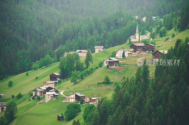 奥尔塞阿尔卑斯清晨绿色草地和居民度假村周围的村庄草地日出，Dolomites，意大利泰罗尔