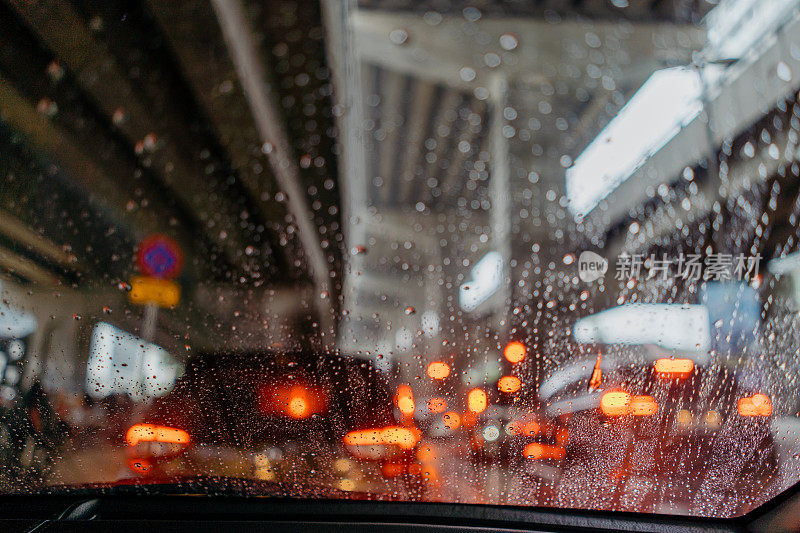 在大雨中开车，被堵在路上