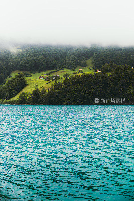 瑞士森林中的绿松石山湖和小村庄的风景