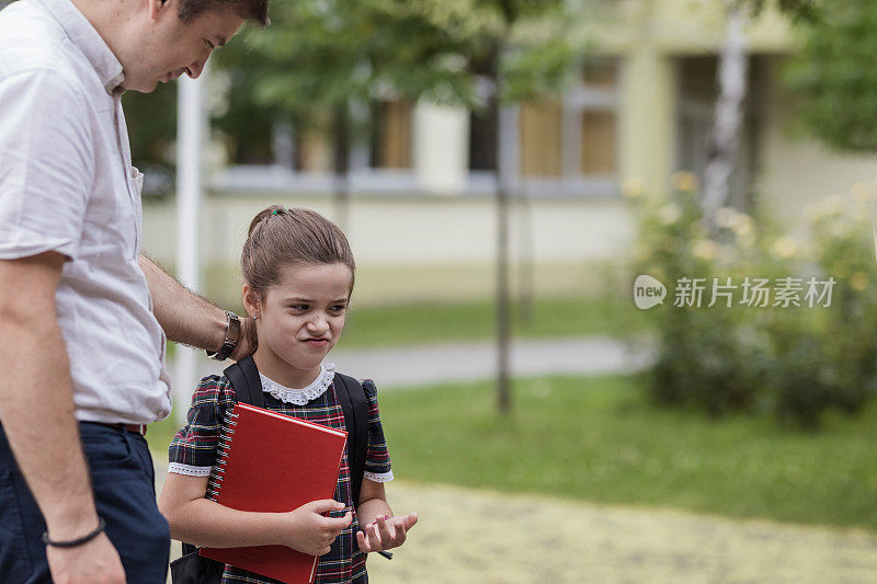 男人拥抱着他不高兴的女学生