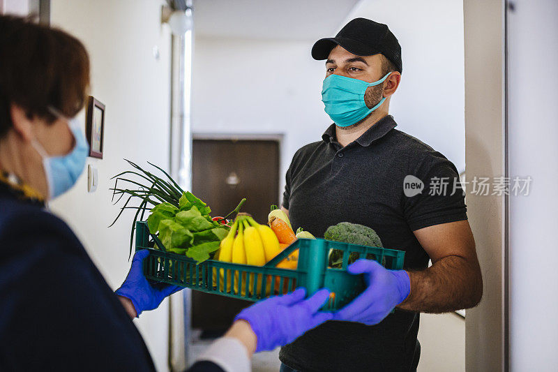 送货上门的食品杂货-冠状病毒疫情