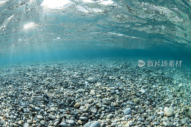 碧绿的水和阳光穿过它的表面