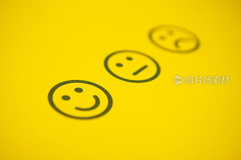 黄纸上的三个人脸图标用于调查、投票或问卷调查