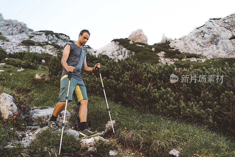 一个拿着登山杖的人从山上走下来