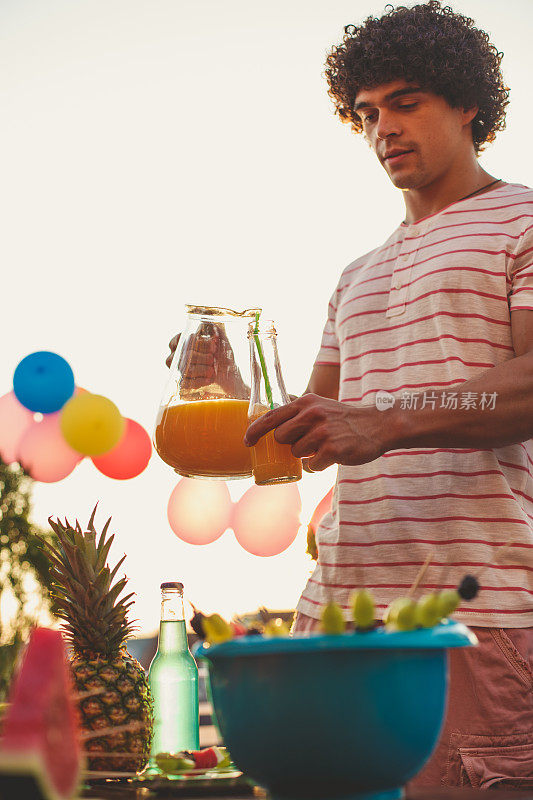 卷毛和饮用天然果汁在夏季聚会