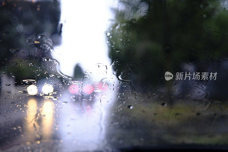 在雨中开车