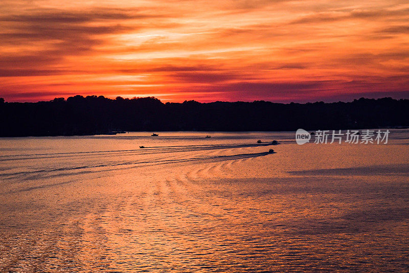 海上日落，天空绯红