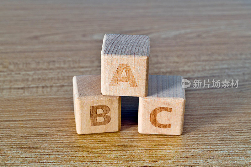 桌子上有字母A、B、C的木块