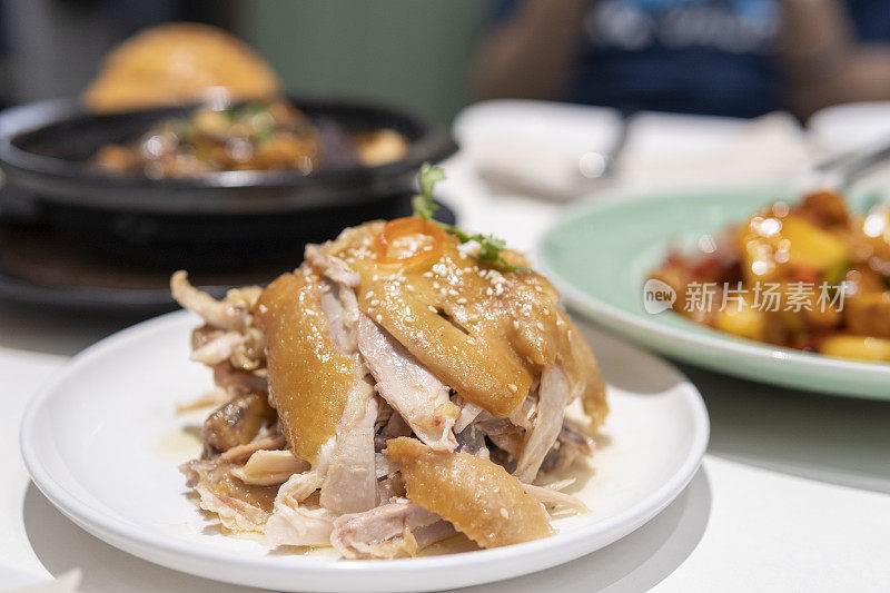 香喷喷的食物，如港式茶楼里的盐焗鸡丝等