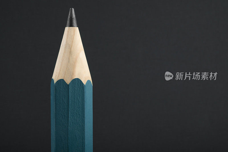 特写的削尖的铅笔孤立在黑色的背景