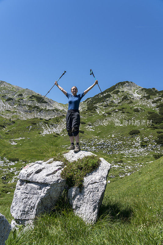 正面观女性在岩石上背山景观