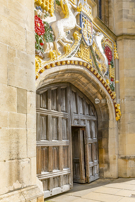 剑桥大学圣约翰学院的木制大门