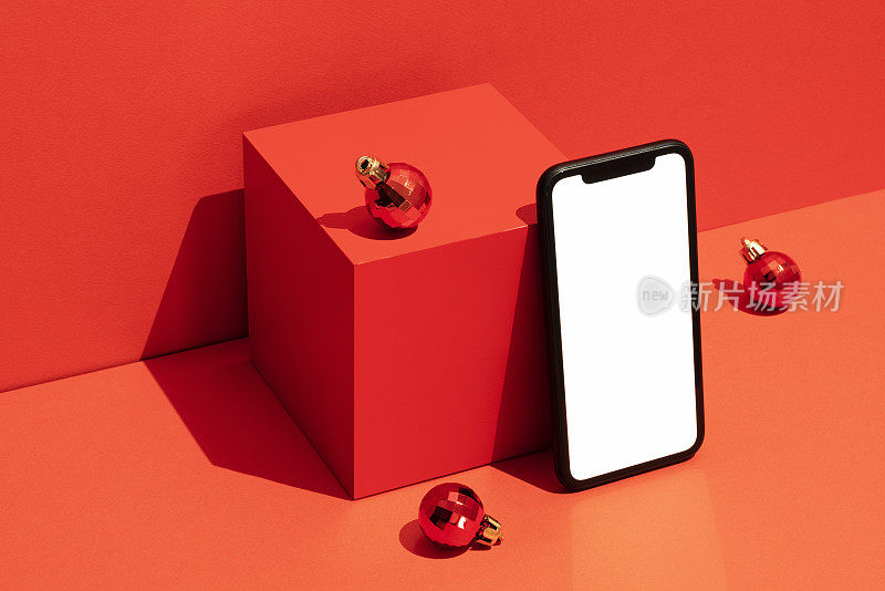 空白白屏智能手机模型，红色圣诞背景上的模板