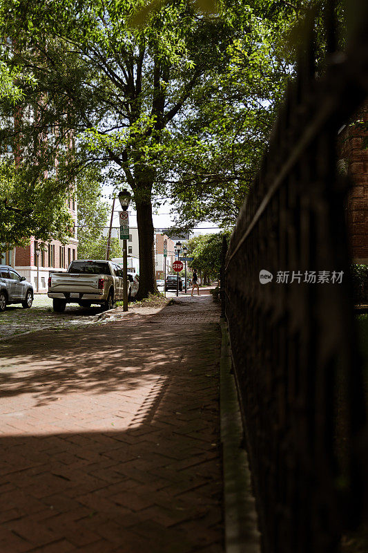 早晨漫步在共济会区(历史街区)的砖砌人行道上装饰的锻铁大门