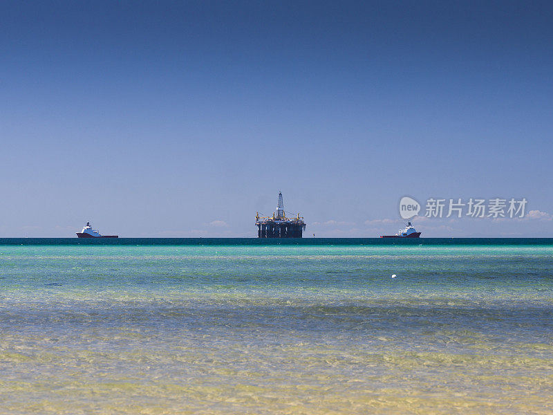 石油钻塔被拖入港口