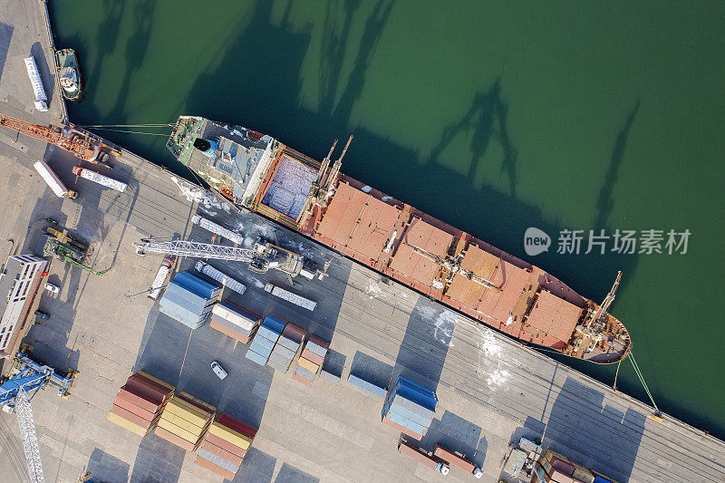 货船、集装箱码头鸟瞰图。
