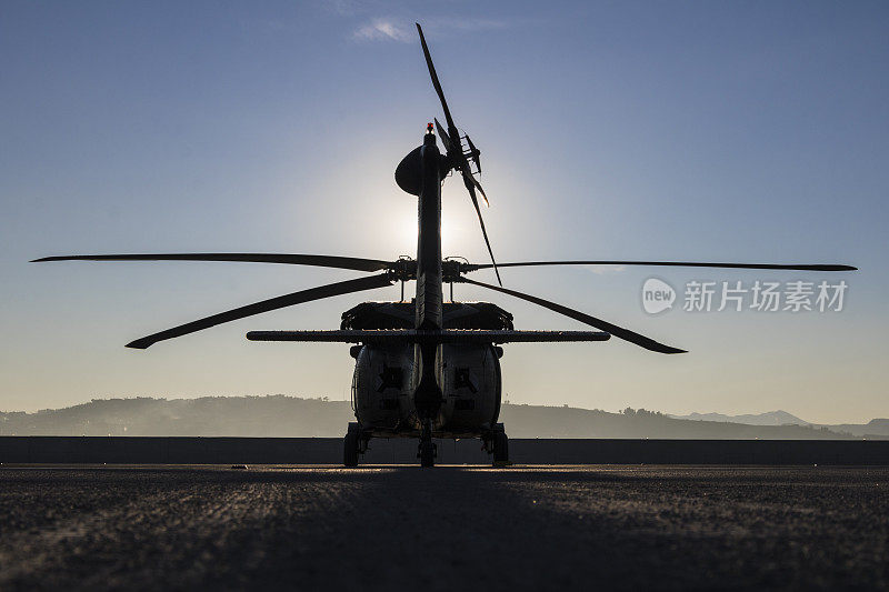 日落时的UH-60军用直升机