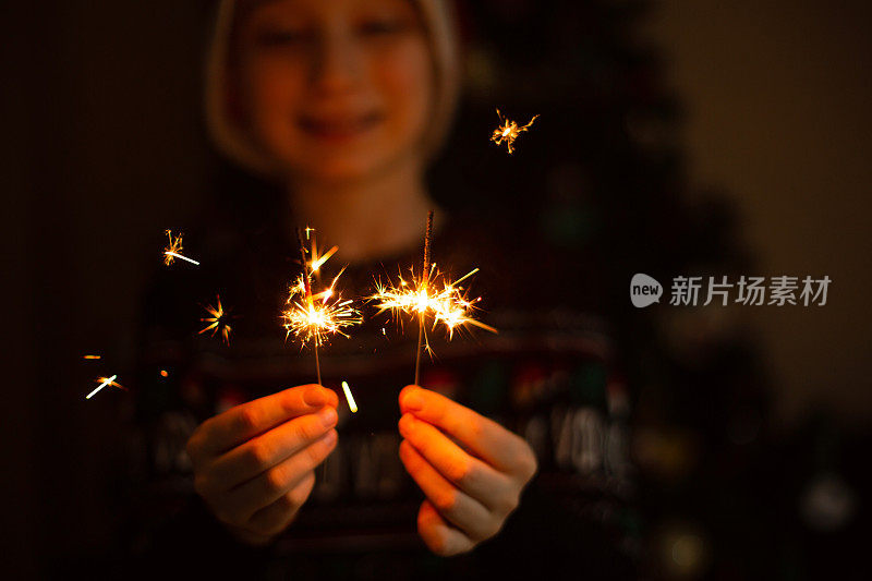 篝火晚会上的烟火的特写镜头。