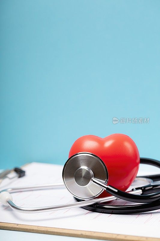红心和听诊器在心电图的背景下