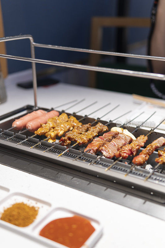 餐馆里烤肉架上的烤肉