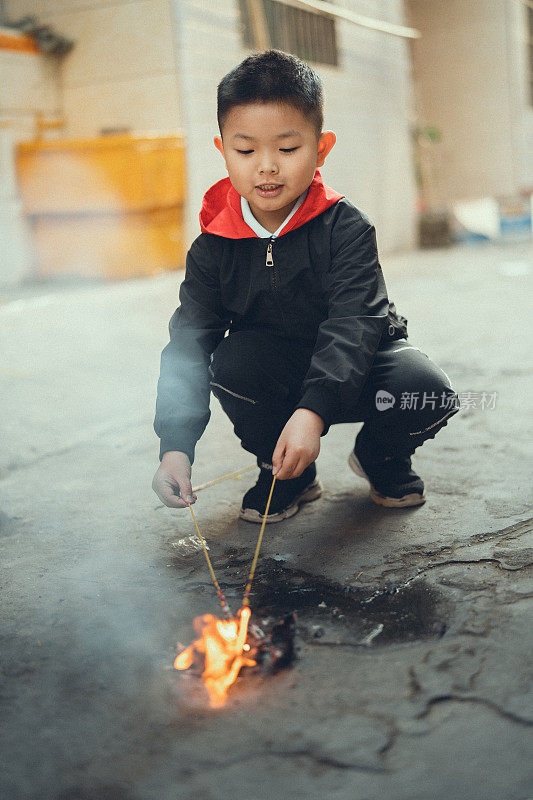 孩子烧烟花