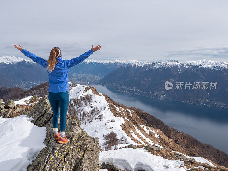 妇女徒步旅行，伸开双臂争取自由