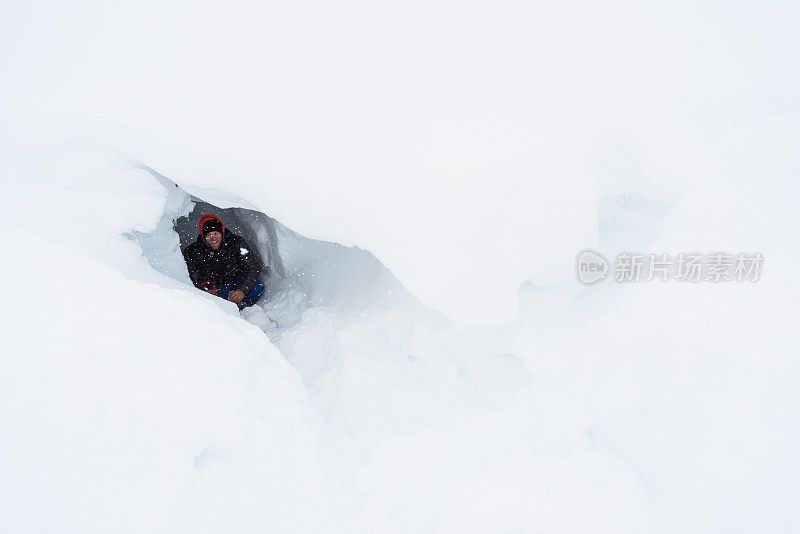 年轻人每天早上都在挖新的粉状雪