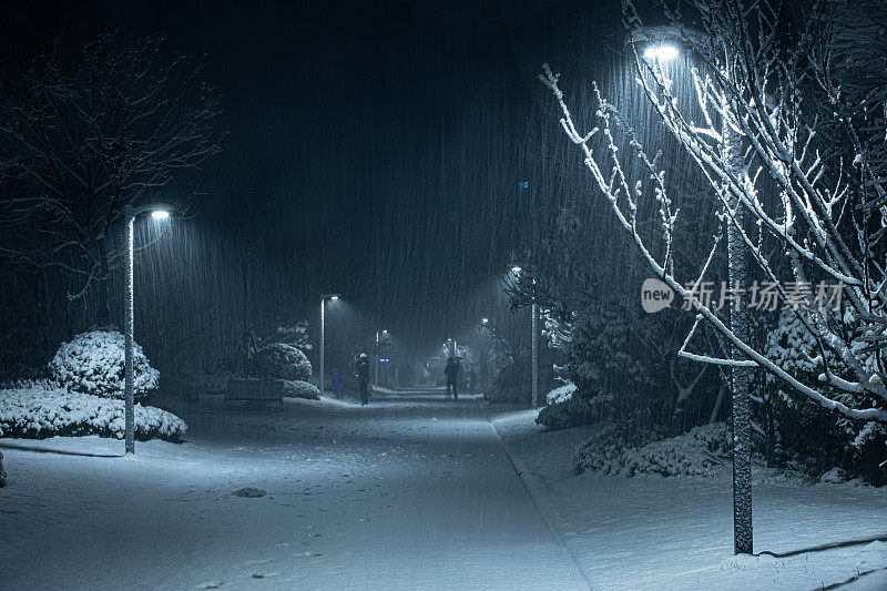 下雪的夜晚街道