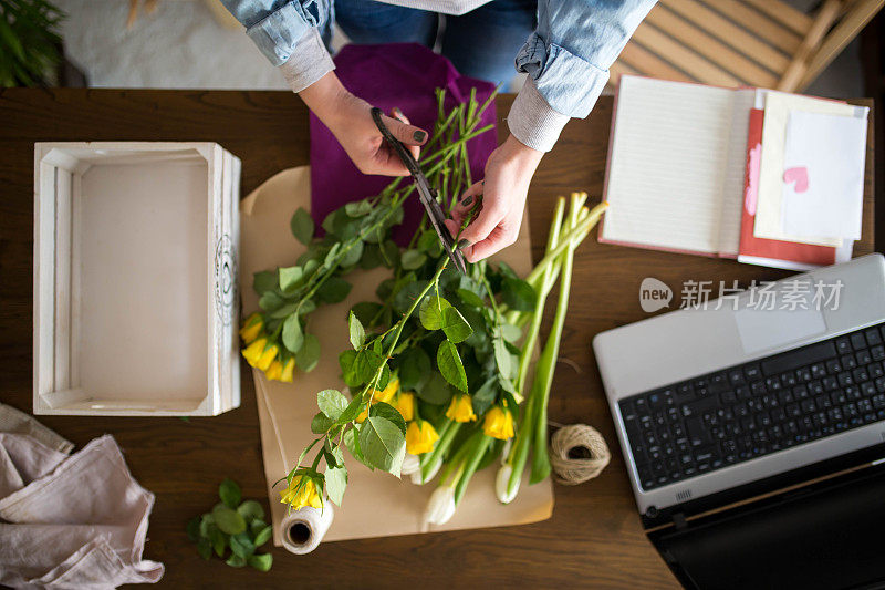 一个女人做花束的俯视图