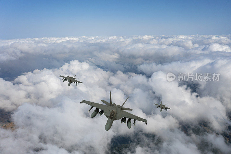喷气式战斗机在云层上飞行。