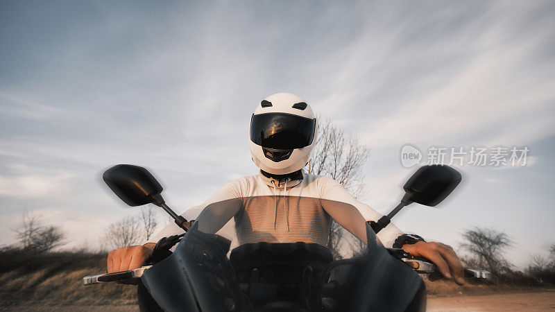 一个骑着摩托车戴着头盔的年轻人的肖像。