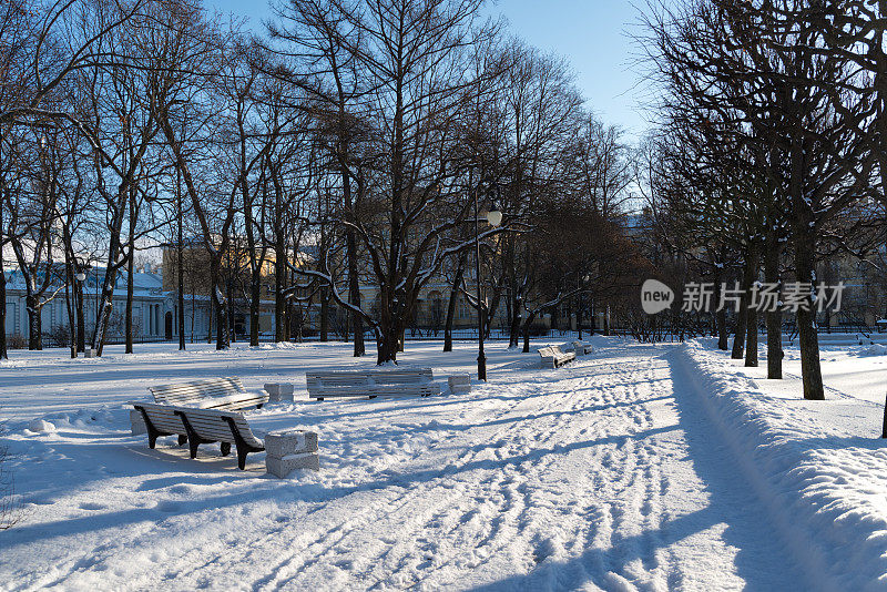 斯摩尼公园的小巷。阳光灿烂的冬日。圣彼得斯堡,俄罗斯。