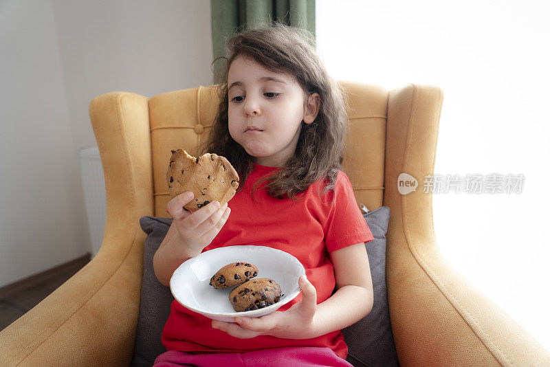 有趣的女孩在吃手工饼干