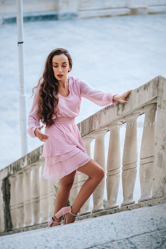 优雅时尚的女性