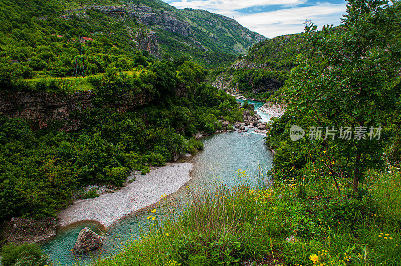 美丽的莫拉卡河峡谷，黑山或克拉那戈拉，巴尔干半岛