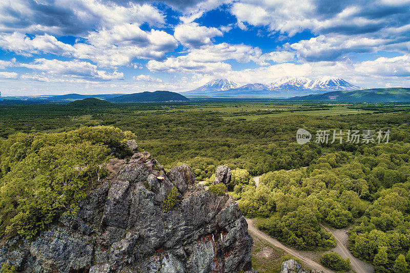 后面广场上的阿瓦钦斯基和科里亚克斯基火山的无人机拍摄的风景如画的岩石