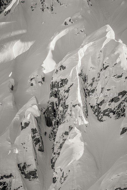 极速滑雪者从山谷中下山