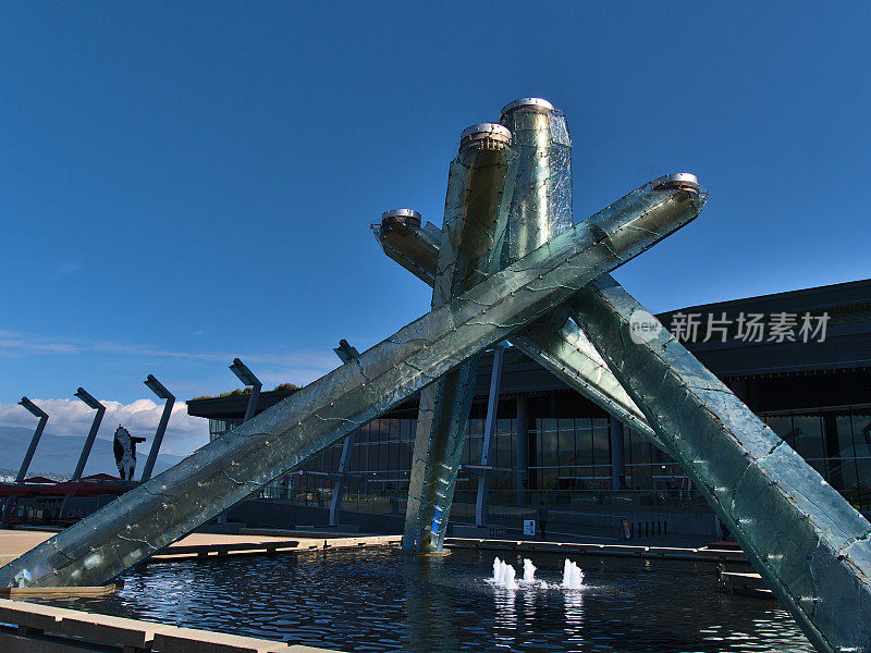 在晴朗的日子里，温哥华市中心的杰克普尔广场，观看2010年冬季奥运会的主火炬。