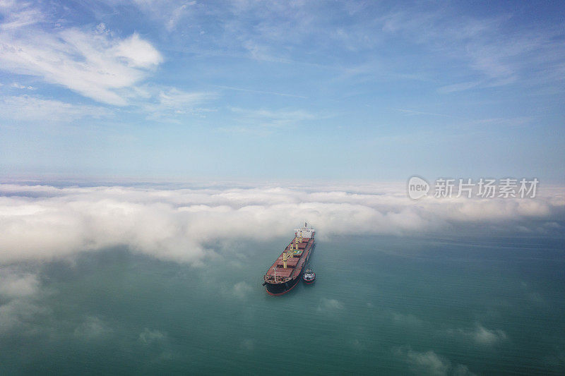 集装箱船在云层中航行。